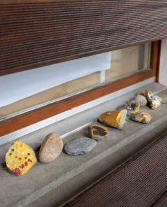 Bemalte Steine vor dem Fenster der Tagesstruktur Wohlen Anglikon