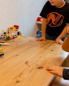 Kinder am Lego spielen am Tisch in der Tagesstruktur Wohlen Junkholz