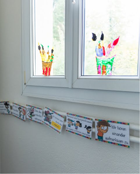 Fenster mit Deko und Schilder von Verhaltensweisen in den Tagesstrukturen Menziken