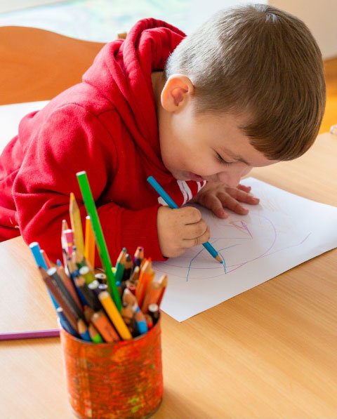 Kind am zeichnen in der Kita Villa Kunterbunt