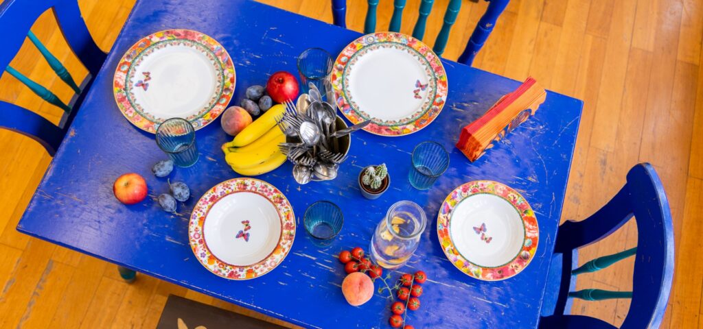 Tagesstruktur Villa Kunterbunt Suhr blauer Esstisch mit Früchten