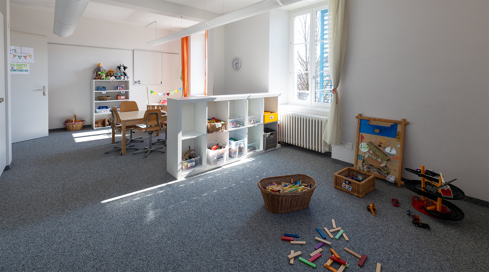Einladender Spielraum der Tagesstrukturen Würenlos mit viel Platz zum Bauen, Spielen und Entdecken.