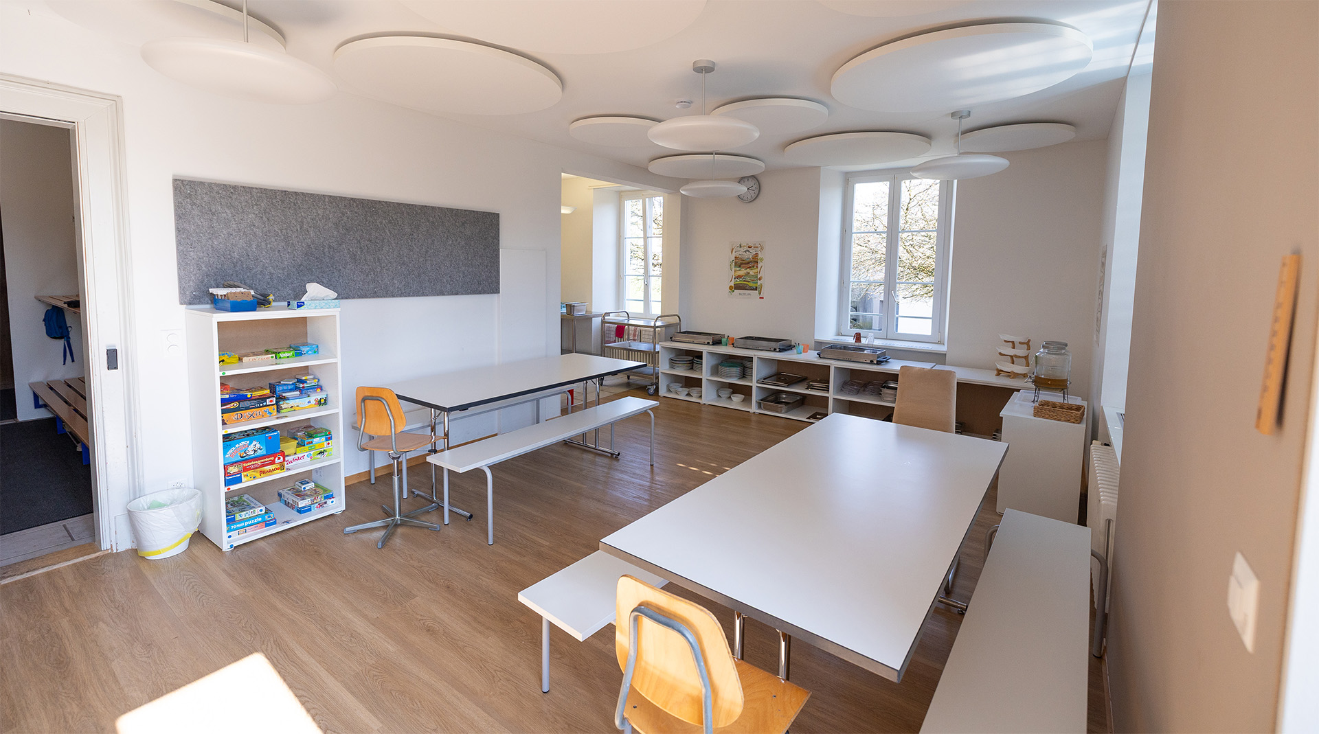 Gruppenraum der Tagesstrukturen Würenlos mit Tischen und Platz zum Basteln und Arbeiten.