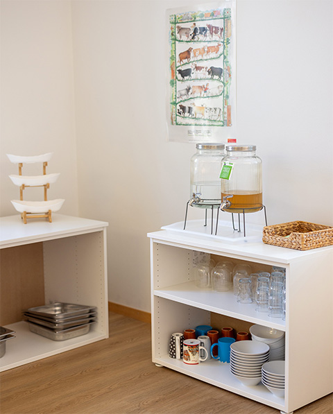 Getränkestation mit Wasser und Tee für Kinder in den Tagesstrukturen Würenlos.