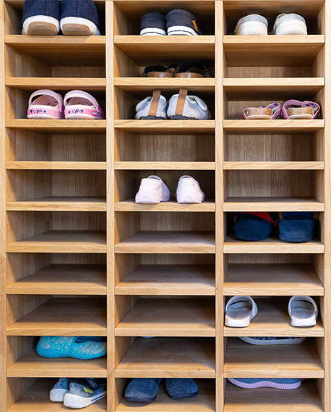 Schuhregal der Tagesstrukturen Wohlen Halde mit Hausschuhen und Kinderschuhen.