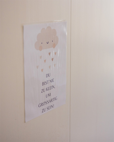 Dekoratives Schild in den Tagesstrukturen Wohlen Halde mit der Aufschrift: "Du bist nie zu klein, um grossartig zu sein!"