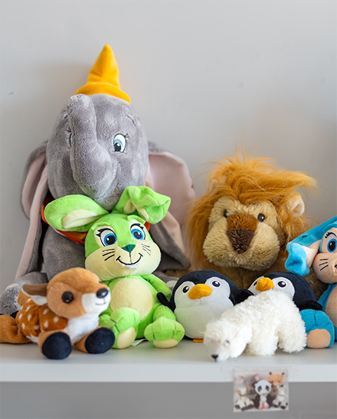 Kuscheltiere in der Spielecke der Tagesstrukturen Würenlos.